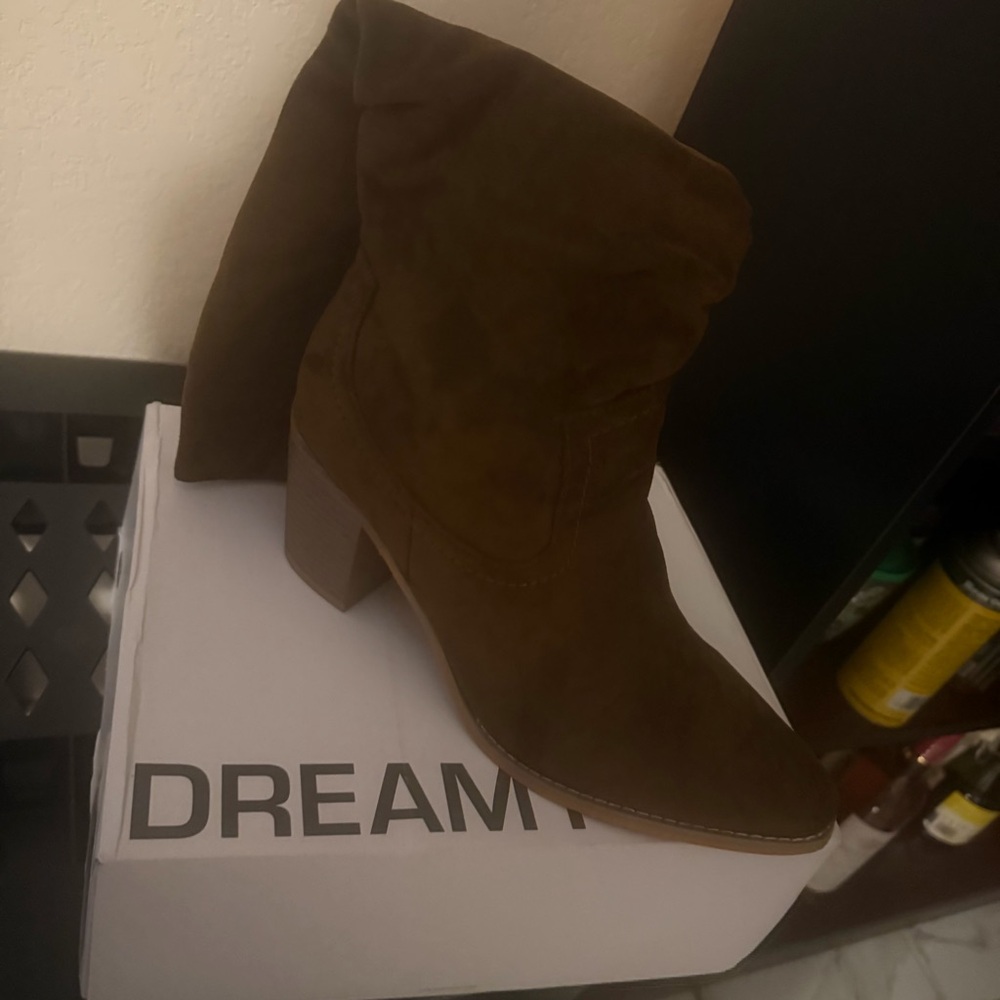 Women knee boots size 9
Supr conterble